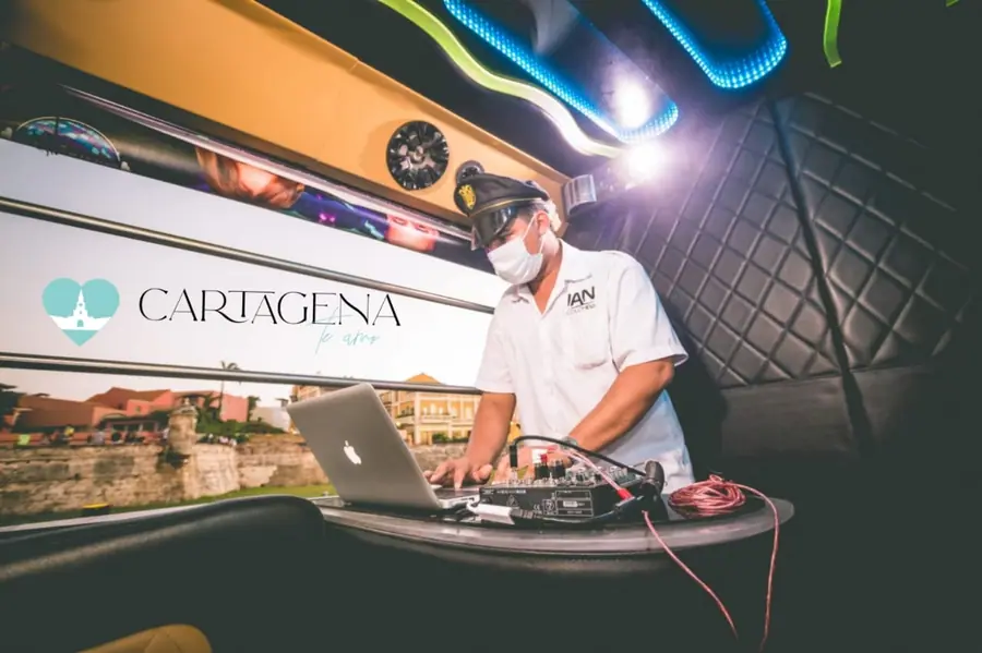 Chiva rumbera privada por el centro histórico — 2