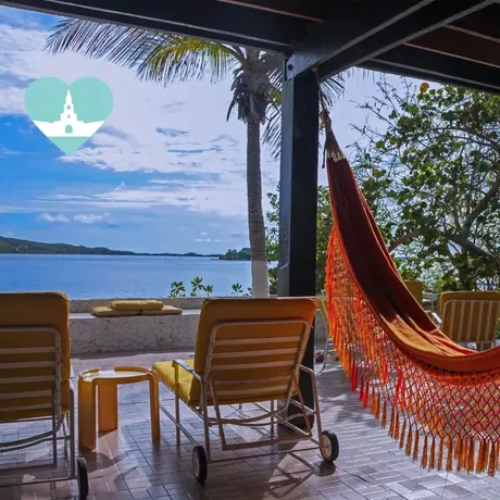 Casa privada frente al mar en las Islas del Rosario, con muelle, hamacas y personal.