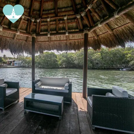 Ocho horas en Isla Fragata: bote, vino de bienvenida, almuerzo nativo, kayak y snorkel.