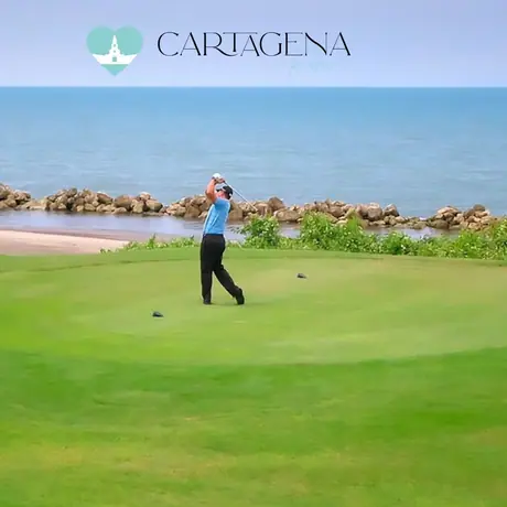 Campo Nicklaus Design de 18 hoyos, par 72, a nivel del mar entre lagos y manglares.