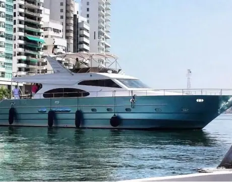 Yate V-tech de 72 pies para 25 personas, con 4 camarotes, 4 baños y combustible incluido.