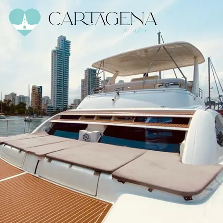 Catamarán de 47 pies con parrilla, bar, 3 camarotes y bote auxiliar, por horas o día completo.