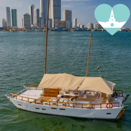 Catamarán a vela de 50 pies para 45 pasajeros de día y 10 en pernocta.
