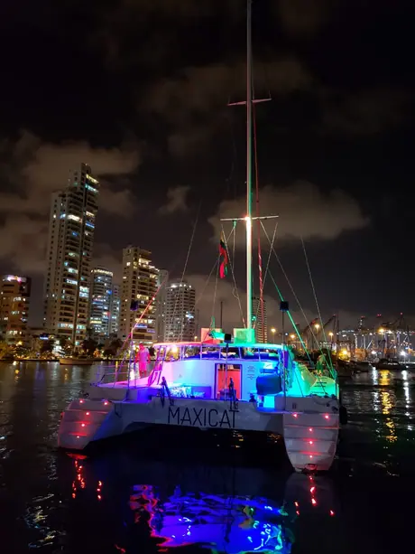 Catamarán con pista de baile, sonido de 2.000 vatios y salidas de una a nueve horas.