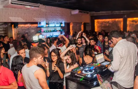 Recorrido de bares con trago o entrada gratis en cada parada y acceso VIP sin cover.