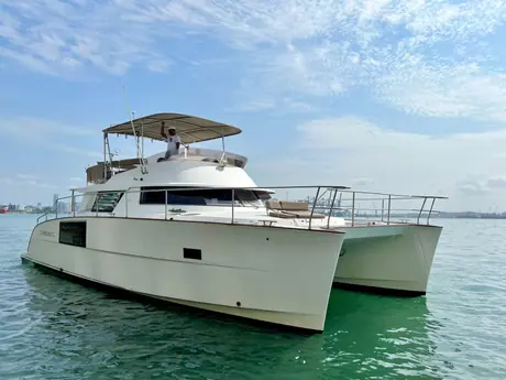 Catamarán Leopard de 47 pies con pista de baile, aire acondicionado y tripulación.