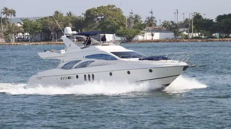 Yate de 62 pies para 22 personas, con capitán y ruta por Rosario, Cholón y Barú.