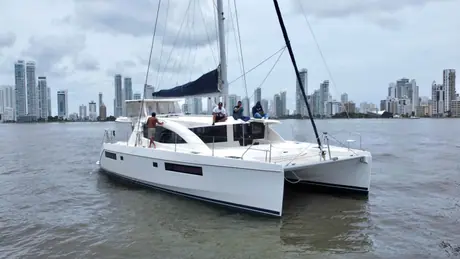 Catamarán de lujo con sonido profesional y tripulación bilingüe para despedidas y eventos.