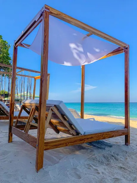 Camas de playa, mar y zona VIP en una de las playas más concurridas de Barú.
