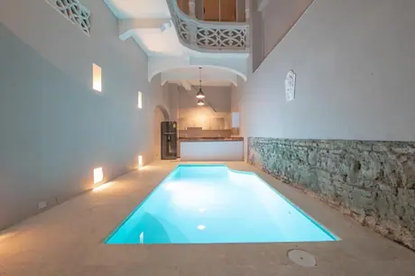 Casa completa en la calle Larga de Getsemaní, con 5 habitaciones, piscina y terraza.