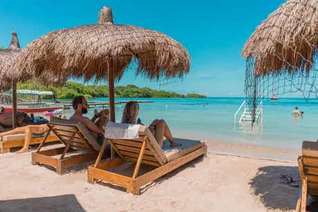 Pasadía en Islabela con lancha desde La Bodeguita, almuerzo, kayak y clases de yoga.