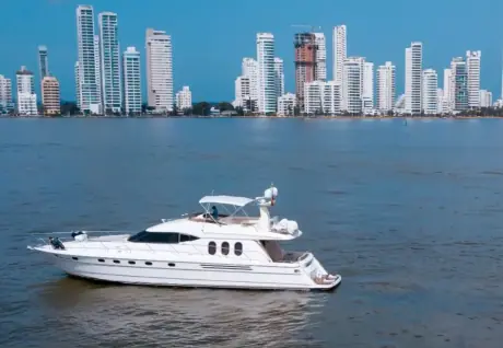Barco de 70 pies para 30 personas, con 3 camarotes, cocina, sala y tripulación profesional.