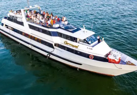 Yate de eventos con tres espacios, menú a medida y vistas a la bahía y la ciudad amurallada.