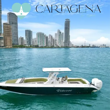 Barco con camarotes, baños privados y cocina equipada para navegar Cartagena con hasta 16 personas.