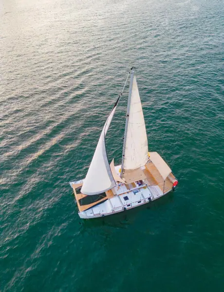 Catamarán de 4 camarotes que llegó a Cartagena tras navegar de Francia a Honduras.