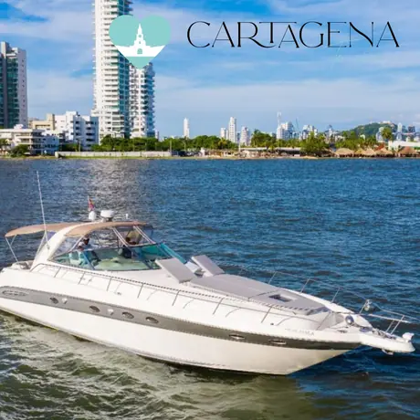 Yate de 46 pies con dos camarotes, cocina, solárium en proa, DJ a bordo y equipo de snorkel.