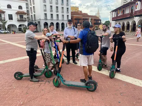 Recorrido guiado por Getsemaní y la bahía en scooter eléctrico, con salida en la Torre del Reloj.