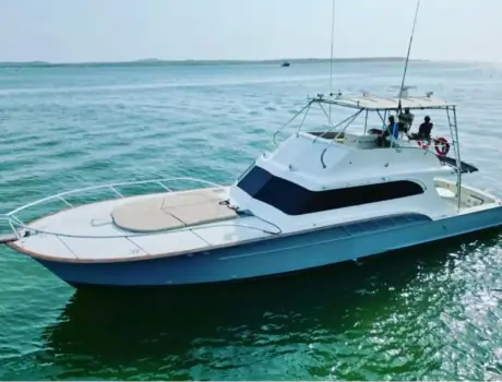 Buddy Davis de 61 pies para 20 personas, con 3 camarotes, cocina equipada y hielo a bordo.