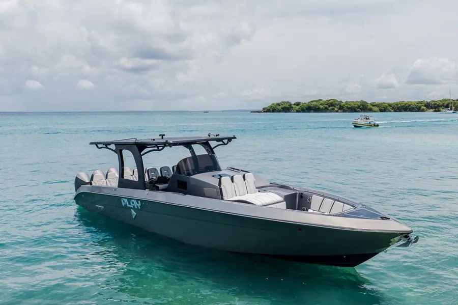 Bote PLAY 43 pies con 4 motores Mercury — 1