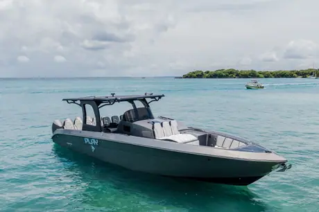 Bote de 43 pies modelo 2023, cuatro motores Mercury de 300 HP, sonido JL y Wi-Fi a bordo.
