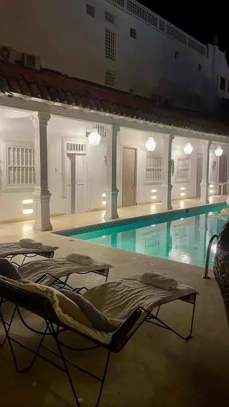 Nueve habitaciones, piscina privada y áreas comunes para grupos de hasta 30 personas.