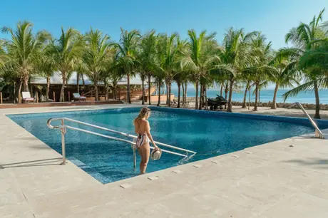 Pasadía en Castillete Beach Club, Tierra Bomba: lancha, piscina, playa privada y almuerzo.