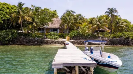 Isla privada en el Rosario para 12 huéspedes: 4 alcobas con baño, cocina BBQ, kayaks y servicio.
