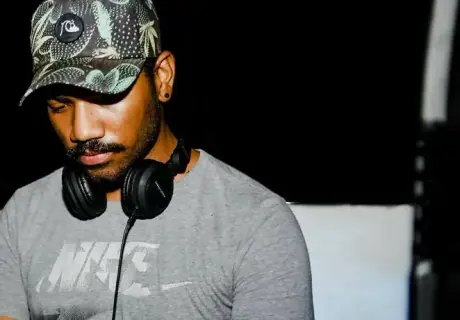 DJ con equipo de sonido propio y repertorio a medida para bodas, despedidas y eventos de empresa.