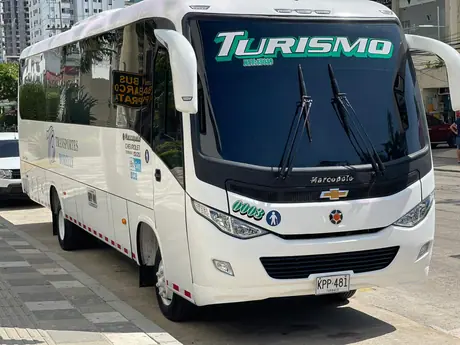 Autobús para 40 personas, por trayectos sueltos o por jornadas de 12 horas en la ciudad.