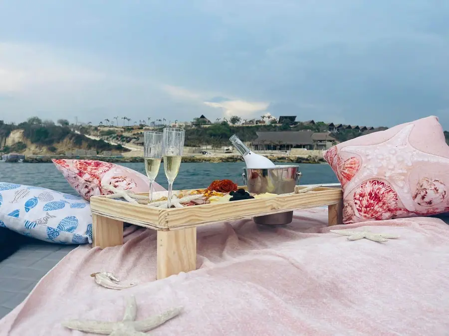 Fiesta privada en barco por la bahía al atardecer — 2