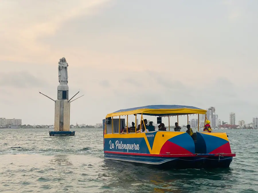 Fiesta al atardecer en el pontón La Palenquera — 2