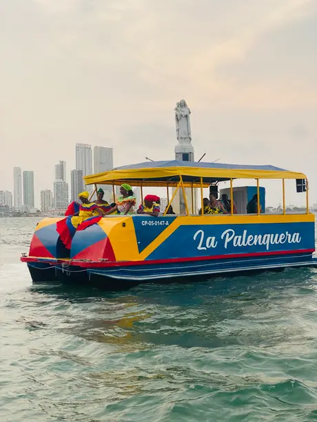 Dos horas navegando la bahía al atardecer, con barra libre y fiesta a bordo.