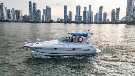 Yate privado con capitán, marinero, hielo y combustible, con salida del Club Náutico de Manga.