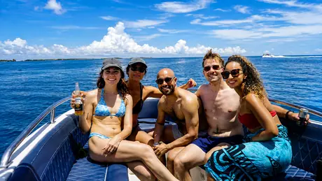 Lancha privada de 28 pies con capitán, marinero, sonido Bluetooth y nevera para 10 pasajeros.