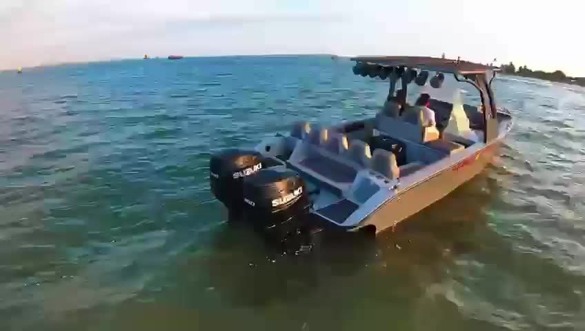 Puesto de mando y la lancha a toda velocidad saliendo de la bahía